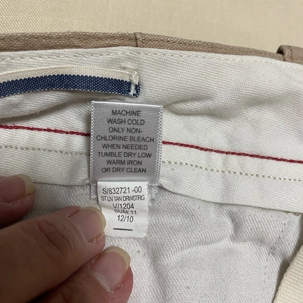 Banana Republic Men's Relaxed Fit 31X32 Khaki Chinos Pants.